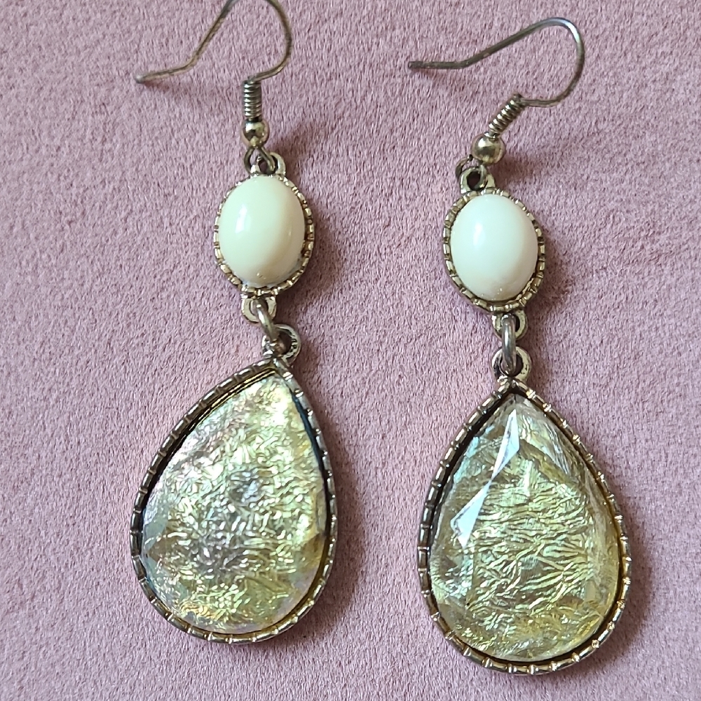 Elegant Gold And Cream Drop Earrings Set - Picture 6 of 12